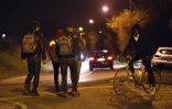Des migrants marchent aux abords de la "jungle" de Calais, le 10 novembre 2015