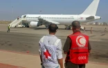 Photo d'archives de deux membres du CICR à l'aéroport d'Aden, le 16 octobre 2020