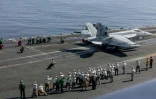 Photo diffusée par l'US Navy, le 8 février 2026, montrant des observateurs, dont les négociateurs américains en chef Steve Witkoff et Jared Kushner, lors d'opérations aériennes sur le pont d'envol du porte-avions de classe Nimitz USS Abraham Lincoln (CVN 72) en mer d'Arabie, le 7 février 2026