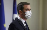 Le ministre français de la Santé Olivier Veran lors d'une conférence de presse le 25 novembre 2021