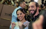 Nayib Bukele (à droite) pose avec sa femme Gabriela Rodriguez après avoir voté, le 3 février 2019 à San Salvador