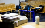 Une barre et un micro dans une salle d'audience du palais de justice de Bobigny, le 15 janvier 2024 en Seine-Saint-Denis