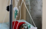 Un patient portant un masque à oxygène est allongé sur un brancard à l’Hôpital général de La Paz, le 26 mai 2026, en Bolivie