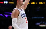 Luke Kennard, des LA Clippers, contre les LA Lakers au Staples Center le 3 décembre 2021 à Los Angeles
