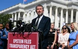 L'élu républicain Thomas Massie s'exprime lors d'une conférence de presse et d'un rassemblement de soutien aux victimes de Jeffrey Epstein, devant le Capitole de Washington, le 3 septembre 2025