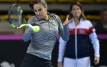 Caroline Garcia s'entraîne pour la finale de la Fed Cup sous le regard de sa capitaine Amélie Mauresmo, le 8 novembre 2016 à Strasbourg