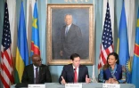 Le secrétaire d'Etat américain Marco Rubio (c),  la ministre de la RDC Thérèse Kayikwamba Wagner et le ministre rwandais Olivier Nduhungirehe à Washington, le 27 juin 2025