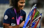 La défenseure de Lyon, Wendie Renard, trophée de la Ligue des champions en main à l'issue de la finale face à Wolfsburg, à Kiev, le 24 mai 2018
