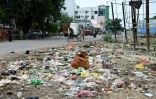 Une rue jonchée de détritus dans la ville de Gonda en Inde, le 20 août 2017