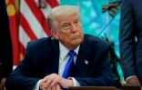 Le président américain Donald Trump répond à une question d'un journaliste dans le bureau ovale de la Maison Blanche, à Washington, le 5 mai 2025