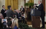 Le président américain Donald Trump (à droite) face au journaliste de CNN Jim Acosta, de dos, debout, à la Maison Blanche, le 7 novembre 2018