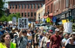 Des habitants manifestent après la mort d'un homme tué par un agent de la police de l'immigration (ICE), le 13 juillet 2026 à Biddeford, dans le Maine