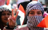 Une Irakienne fait le signe de la victoire lors d'une manifestation antipouvoir sur la place Tahrir, dans le centre de la capitale Bagdad, le 13 février 2020