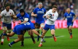 Le demi d'ouverture Matthieu Jalibert (d) lors du match du Tournoi des Six Nations face à l'Italie, au Stade de France, le 9 février 2020