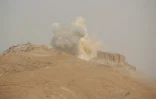 De la fumée s'élève au-dessus de la citadelle de Palmyre, en Syrie, le 25 mars 2016
