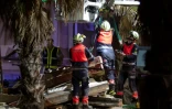 Des pompiers sur place après l'effondrement d'un restaurant à Playa de Palma, au sud de Palma de Majorque, la capitale de l'île méditerranéenne, le 23 mai 2024