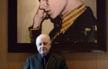 Pierre Bergé devant un portrait d'Yves Saint Laurent, le 11 février 2015 à Paris
