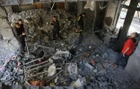 Des Palestiniens inspectent les dégâts dans la maison de la famille Tabatibi après un bombardement israélien à Gaza le 12 avril 2024