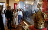 Le président français Emmanuel Macron s'adresse à la princesse malgache Fenosoa Ralandison Ratsimamanga, près de la couronne qui ornait le dais de la reine Ranavalona III, rendu à Madagascar par la France, le 24 avril 2025