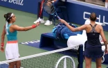 Caroline Garcia et Karolina Pliskova se saluent à l'issue du match remporté par la Française à l'US Open le 2 septembre 2020 à New York