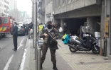 Un militaire belge se tient devant la station de métro Maalbeek à Bruxelles après une série d'explosions qui ont fait 32 morts et plus de 300 blessés le 22 mars 2016
