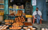 Un vendeur de pâtisseries à la veille du mois sacré de ramadan, le 10 mars 2024 dans la ville afghane de Kandahar