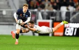 L'ouvreur de Bordeaux-Bègles, Matthieu Jalibert (g) se fait plaquer par le centre de La Rochelle Brieuc Plessis Couillaud, en Top 14, le 22 décembre 2019 à Bordeaux