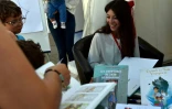 La dessinatrice algérienne Bouchra Mokhtari rencontre ses fans lors du 10e festival international de la BD à Alger, le 6 octobre 2017