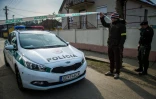 Des policiers slovaques stationnent le 26.02.2018 devant le domicile du journaliste d'investigation Jan Kuciak, 27 ans, tué par balle ensemble avec sa compagne, Martina Kusnirova, à Velka Maca, à environ 65 km à l'est de Bratislava