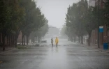 Des habitants de la ville de New Bern, en Caroline du Nord, le 14 septembre 2018 après le passage de l'ouragan  Florence sur la côte sud-est  américaine