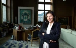 La maire de Paris, Anne Hidalgo, pose lors d'une séance photo dans son bureau à l'hôtel de ville, à Paris, le 24 janvier 2020