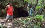 11 avril 2008: le militant kanak Benoît Tangopi pose devant l'entrée de la grotte de Gossanah