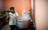 Une femme cuisinant dans une soupe populaire du quartier Puerta de Hierro, à La Matanza, banlieue pauvre de Buenos Aires, le 12 avril 2021