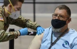 Un homme reçoit une dose de vaccin contre le Covid-19 à Las Vegas, dans le Nevada, le 14 janvier 2021