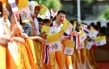 Des fidèles attendent le passage du pape François, le 21 novembre 2019 à Bangkok