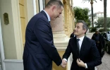 Le président du conseil régional pro-autonomie de Corse, Gilles Simeoni (g), accueille le ministre de l'Intérieur, Gérald Darmanin (d), à son arrivée à Ajacci, ole 16 mars 2022