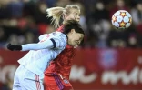 La milieu de terrain japonaise du Bayern Munich, Saki Kumagai, à la lutte avec l'attaquante norvégienne de Lyon, Ada Hegerberg, lors de leur match de poules de la Ligue des Champions, le 17 novembre 2021 à Munich