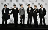 Le groupe de K-pop BTS (de gauche à droite: V, Jin, Jung Kook, RM, Jimin et J-Hope) pendant une conférence de presse pour la sortie de leur album "BE (Deluxe Edition)", le 20 novembre 2020 à Séoul