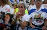 Des Israéliens attendent la libération des otages encore retenus à Gaza sur la place des Otages à Tel-Aviv, tôt le 13 octobre 2025