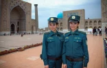 Zoukhra et Fatima Rakhmatova, soeurs jumelles et membres de la nouvelle "Police des touristes", le 28 mars 2018 à Samarcande, en Ouzbékistan