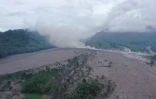 Cette photo aérienne montre le village de Sumberwuluh le 6 décembre 2021, deux jours après l'éruption du volcan Semeru