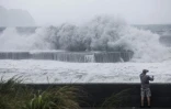 Des vagues s'abattent sur le rivage à Yilan, dans l'est de Taïwan, avant l'arrivée du typhon Haikui le 3 septembre 2023