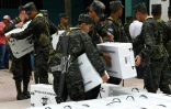Des soldats honduriens transportent du matériel électoral pour la présidentielle, le 25 novembre 2017 à Tegucigalpa