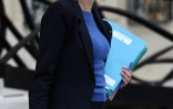 La ministre française de la Transition écologique, Agnès Pannier-Runacher, quitte le palais présidentiel de l'Elysée, à Paris, le 15 mai 2025