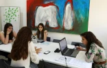 La psychologue Mia Atwi, co-fondatrice d'un numéro vert pour la prévention du suicide au Liban parle avec des volontaires le 13 juillet 2018 à Beyrouth