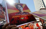 Des manifestants brandissent des portraits d'Aung San Suu Kyi à Rangoun le 22 février 2021