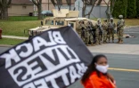 Des membres de la Garde nationale du Minnesota en position à Minneapolis, le 12 avril 2021 après la mort d'un jeune homme noir abattu par la police