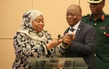 La vice-présidente Samia Hassan Suluhu au côté du président Magufuli auquel elle va succéder, à Dar es Salaam le 24 juillet 2019