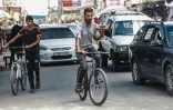 Livraison de cafés à vélo près du marché de Rafah, dans la bande de Gaza, le 13 juillet 2020