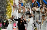 L'entraîneur italien du Real Madrid Carlo Ancelotti (au centre) célèbre avec ses joueurs la finale de la Coupe du Roi à Séville le 6 mai 2023
